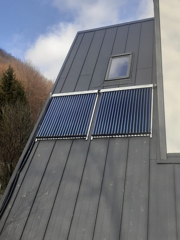 Panouri solare pe acoperisul casei pentru incalzirea apei